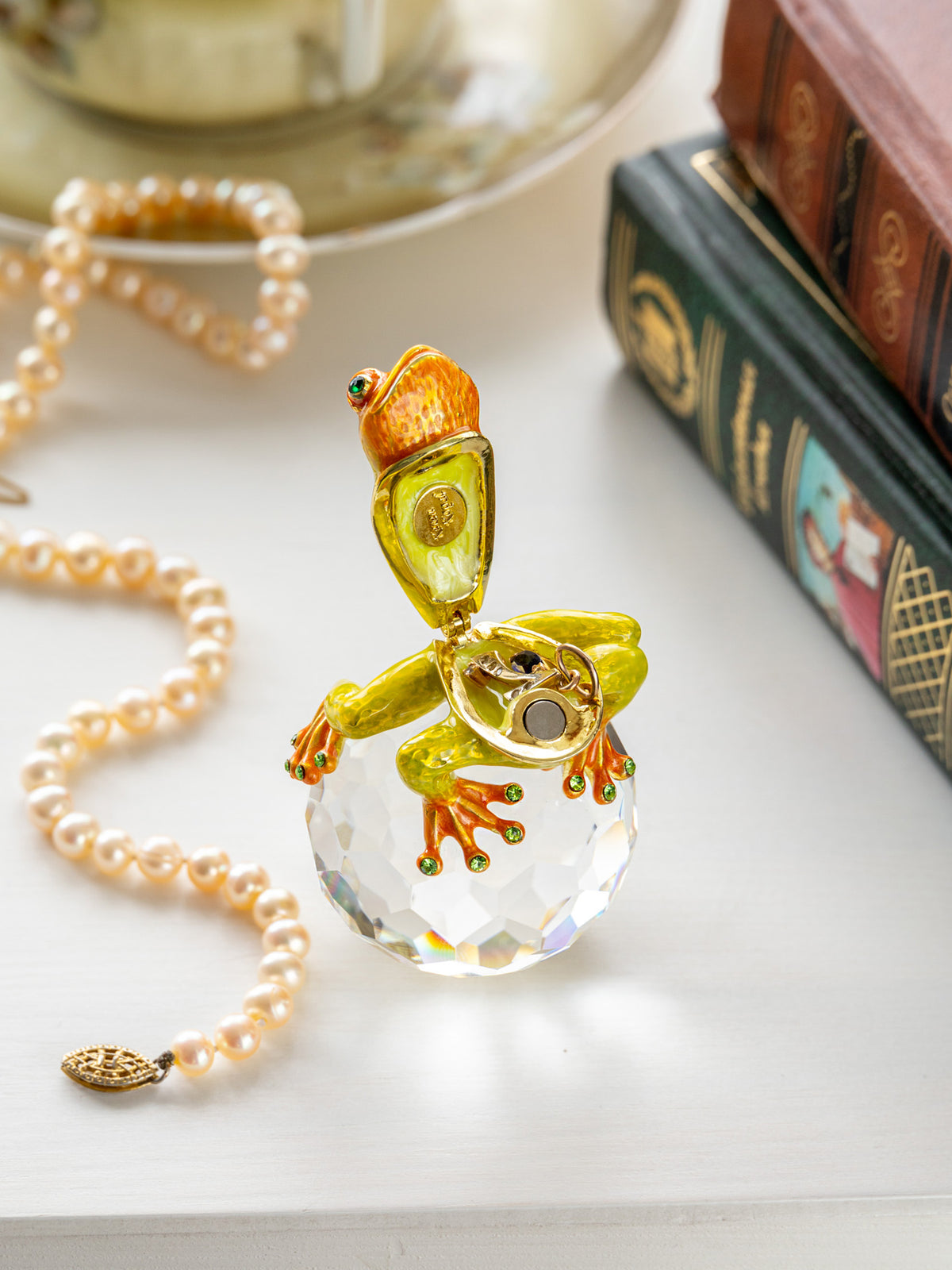 Keren Kopal Frog on Crystal
