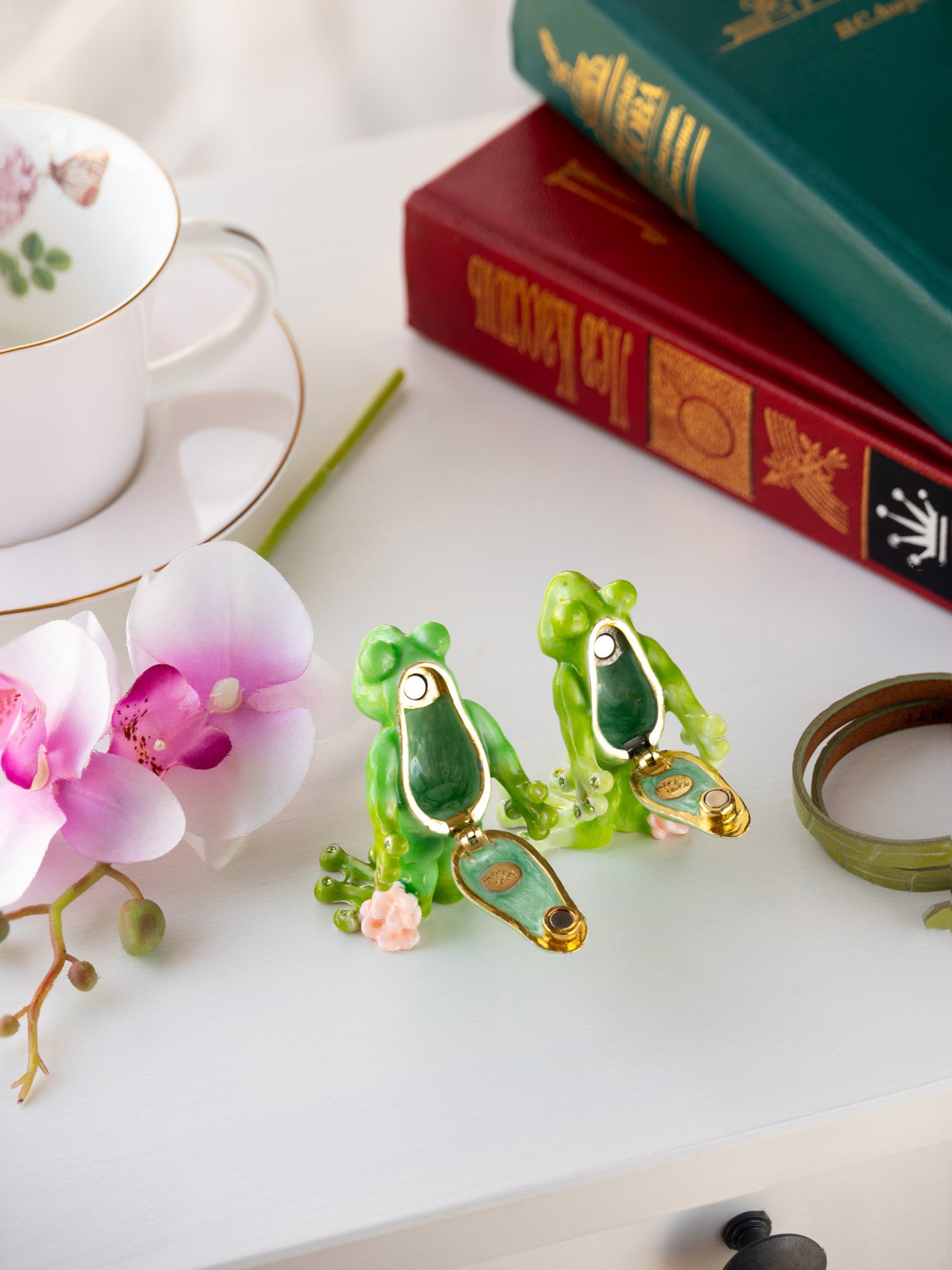 Keren Kopal Kissing Frogs trinket box