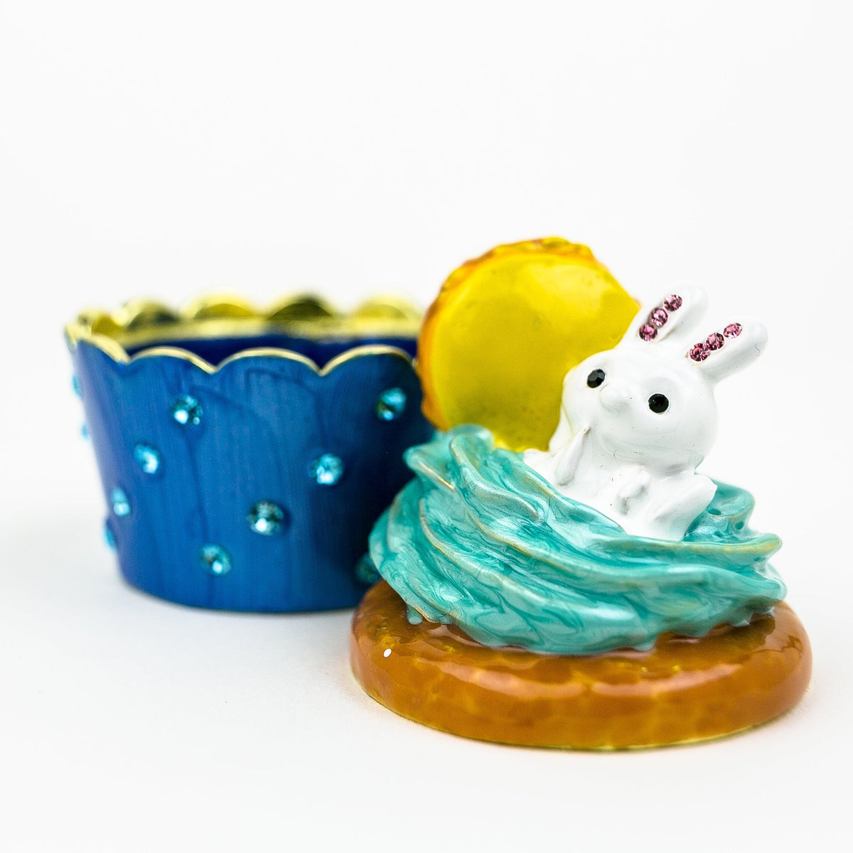 Keren Kopal Rabbit on Cupcake