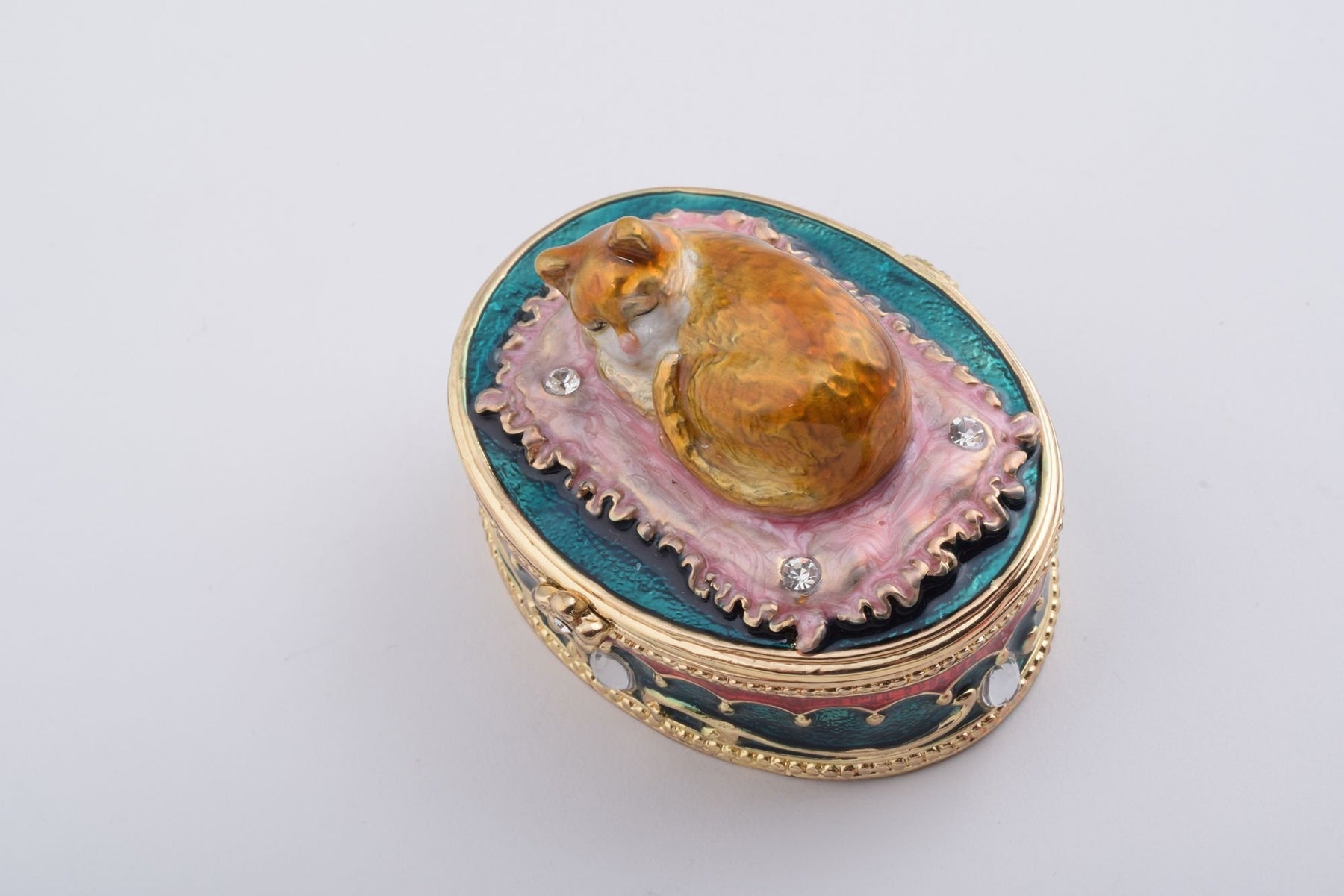 Keren Kopal Cat Sleeping