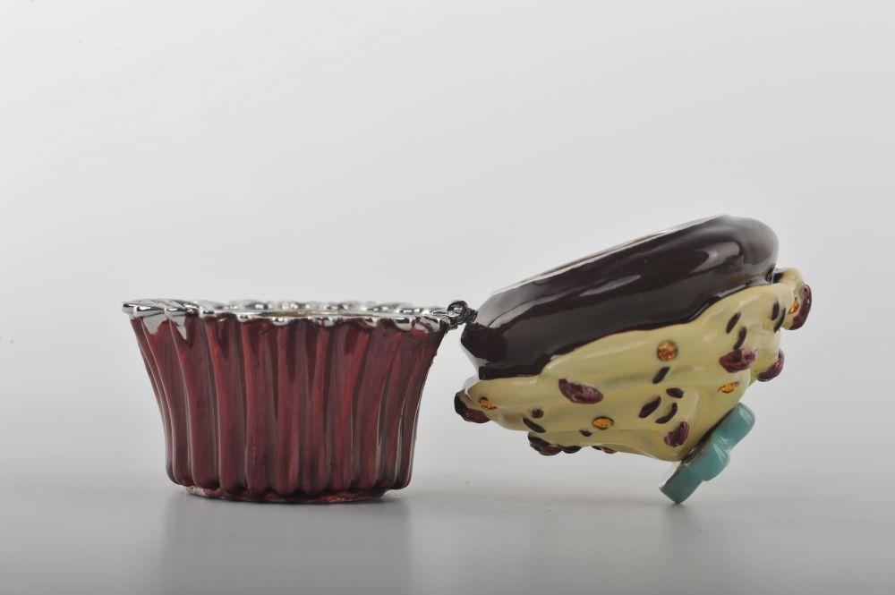 Keren Kopal Chocolate and Vanilla Frosting Cupcake