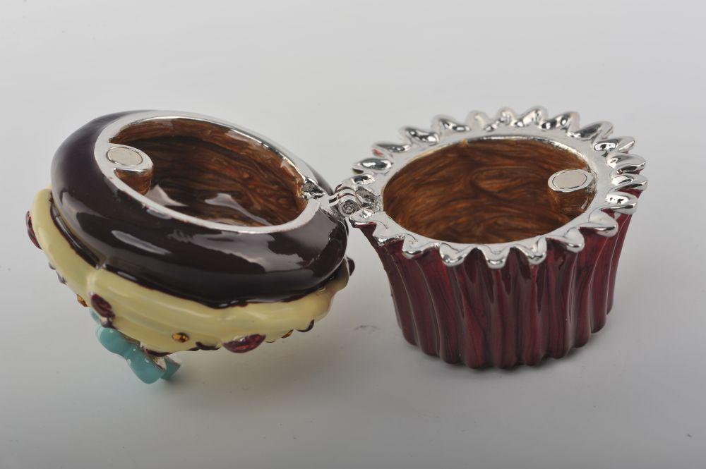 Keren Kopal Chocolate and Vanilla Frosting Cupcake