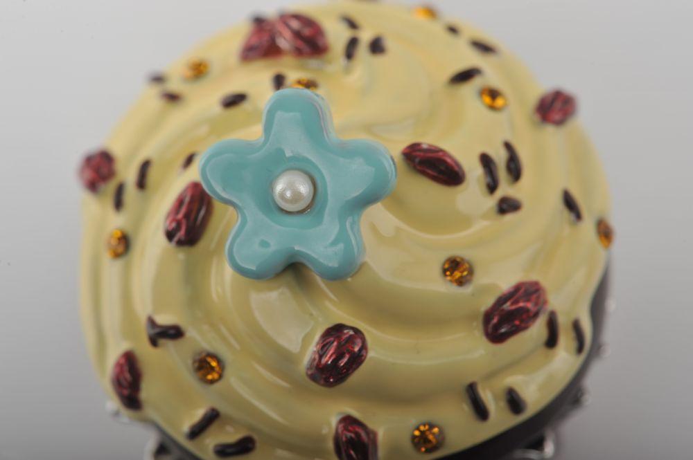 Keren Kopal Chocolate and Vanilla Frosting Cupcake