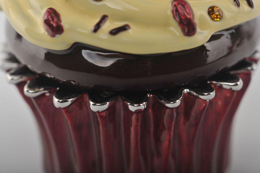 Keren Kopal Chocolate and Vanilla Frosting Cupcake