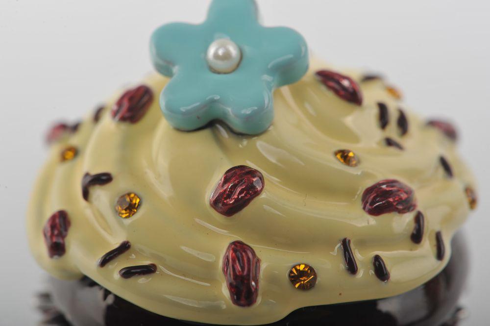 Keren Kopal Chocolate and Vanilla Frosting Cupcake