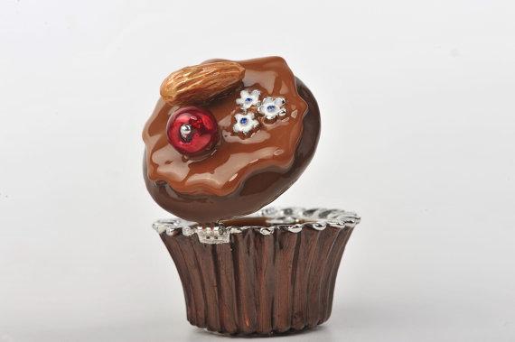 Keren Kopal Chocolate with Frosting Cupcake