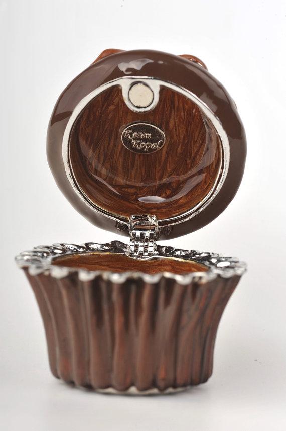 Keren Kopal Chocolate with Frosting Cupcake