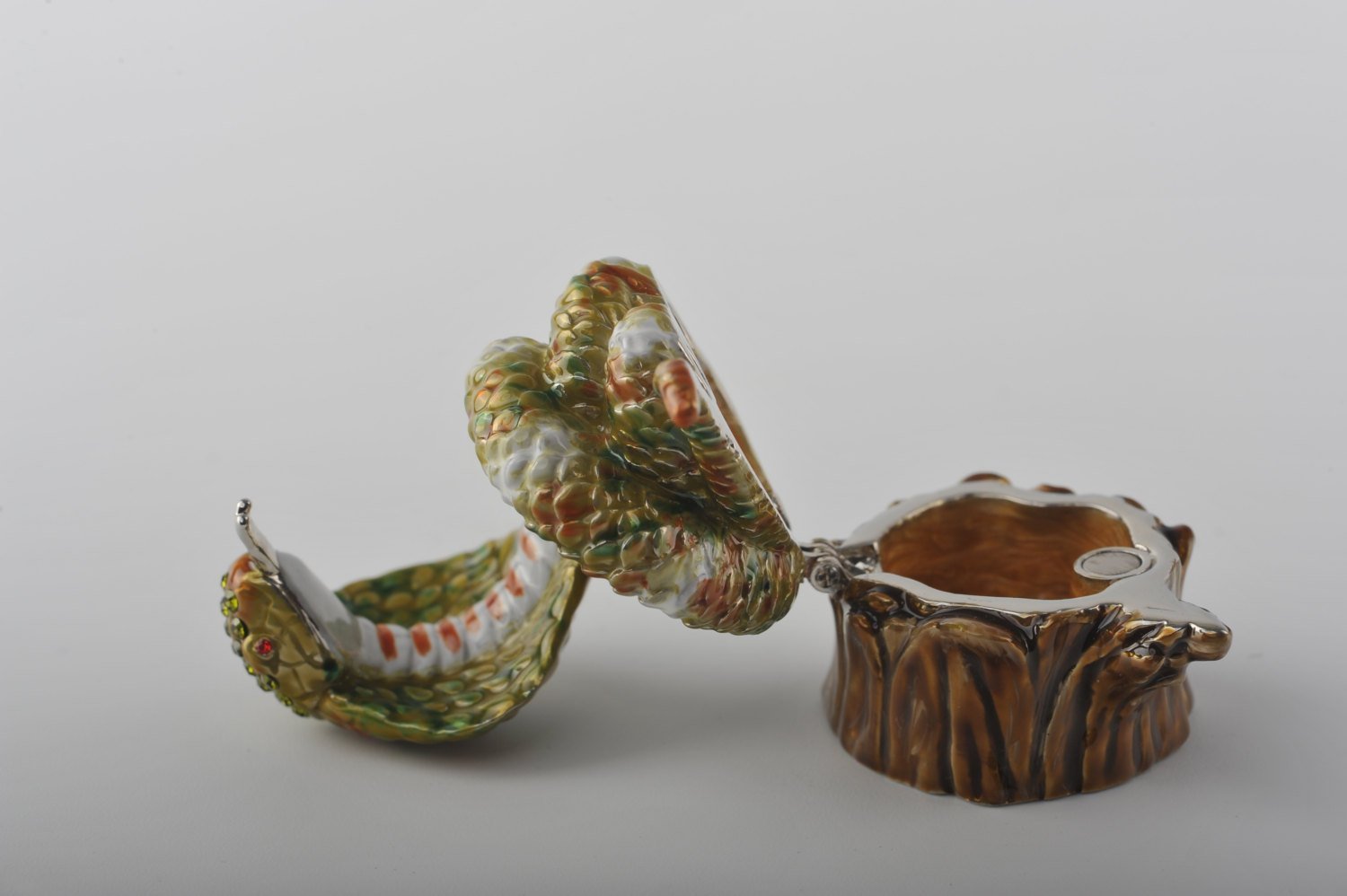 Keren Kopal Cobra Snake on Tree Trunk