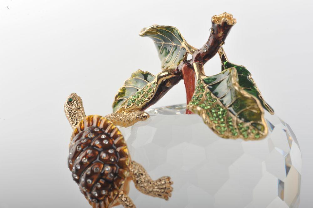 Keren Kopal Crystal Apple with a Turtle