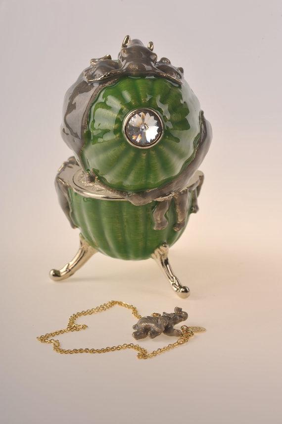 Keren Kopal Elephants Egg Trinket Box with a Surprise Elephant Pendant