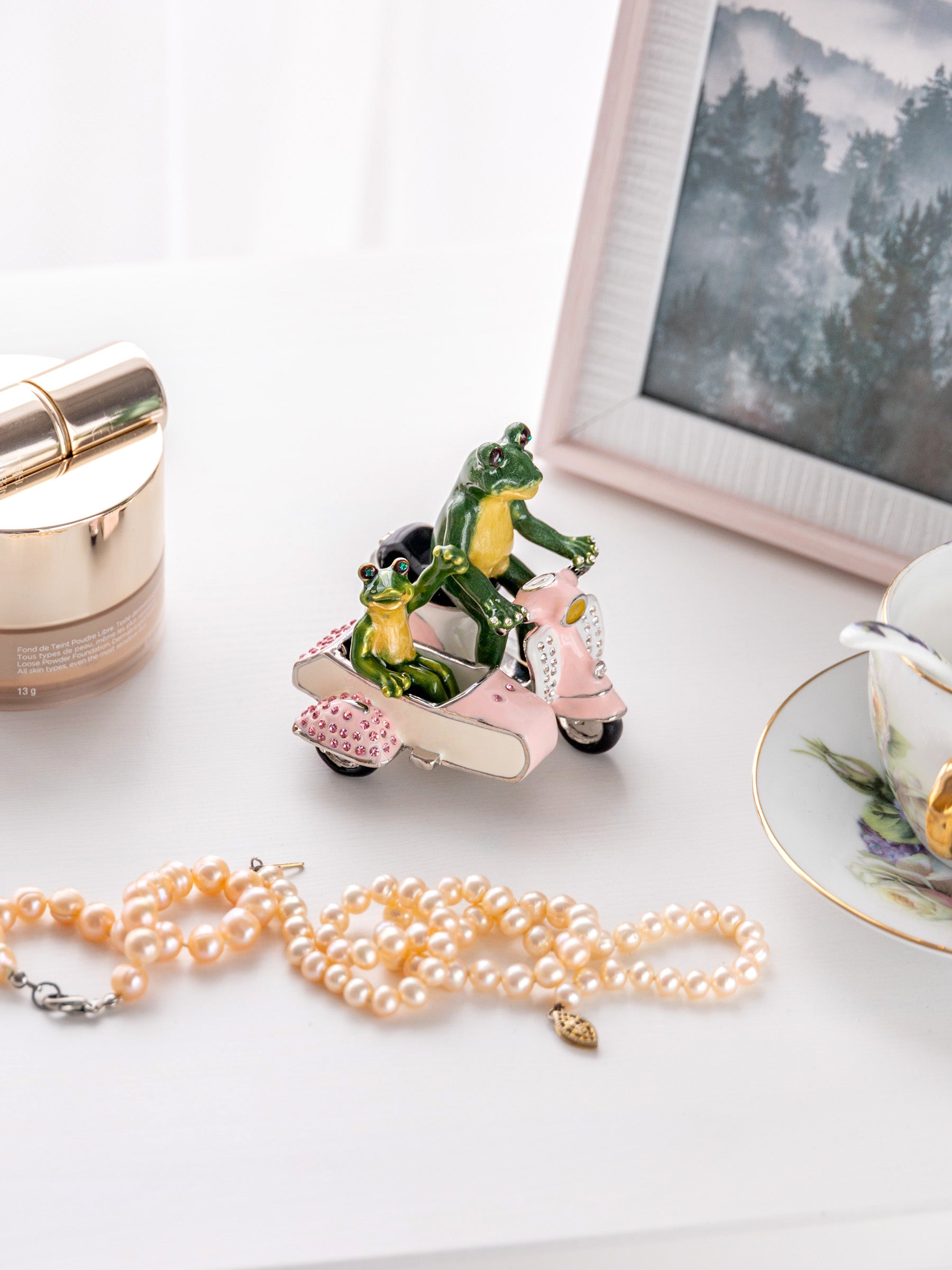 Keren Kopal Frogs Riding Vespa with Sidecar