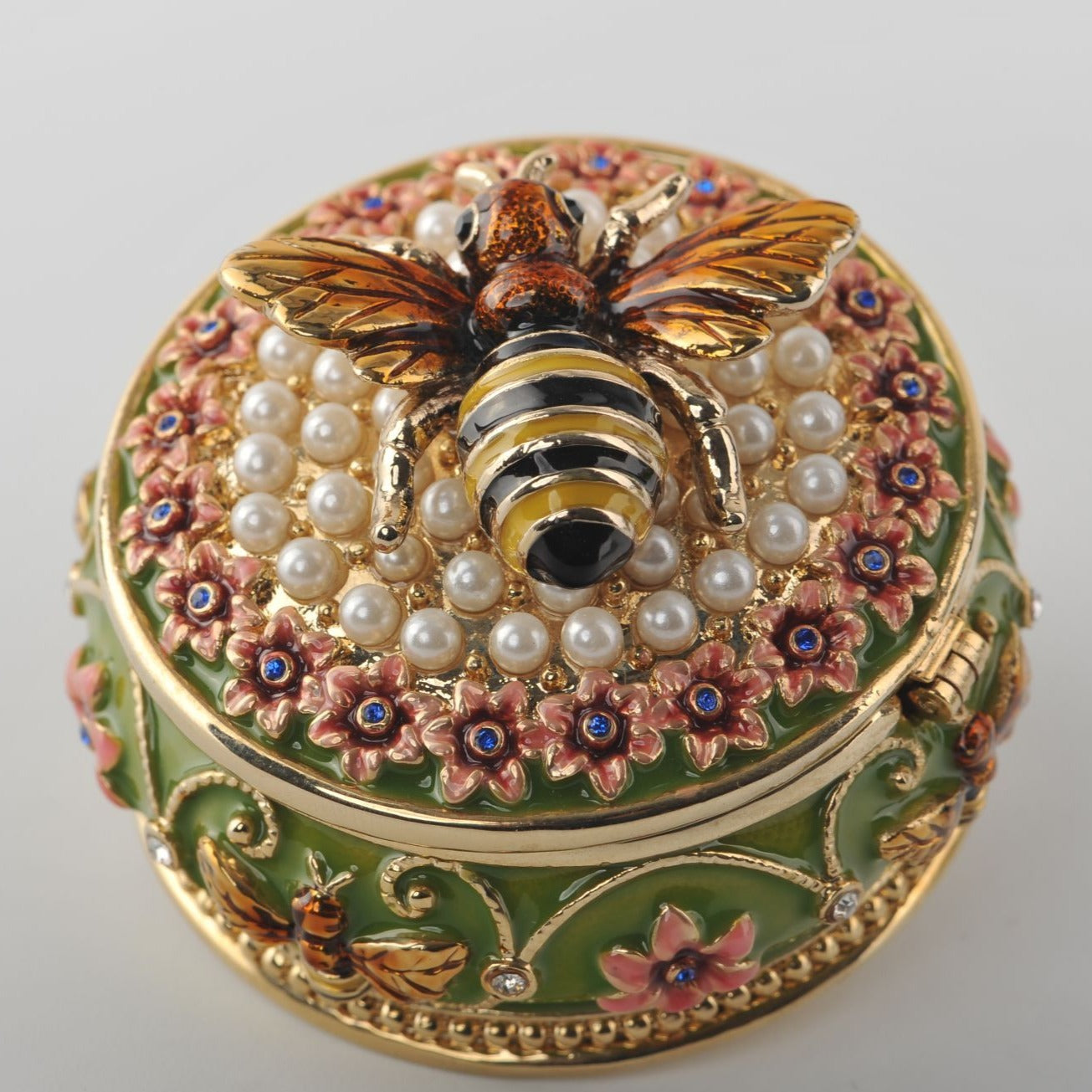 Keren Kopal Green Box with Pearls and a Bee