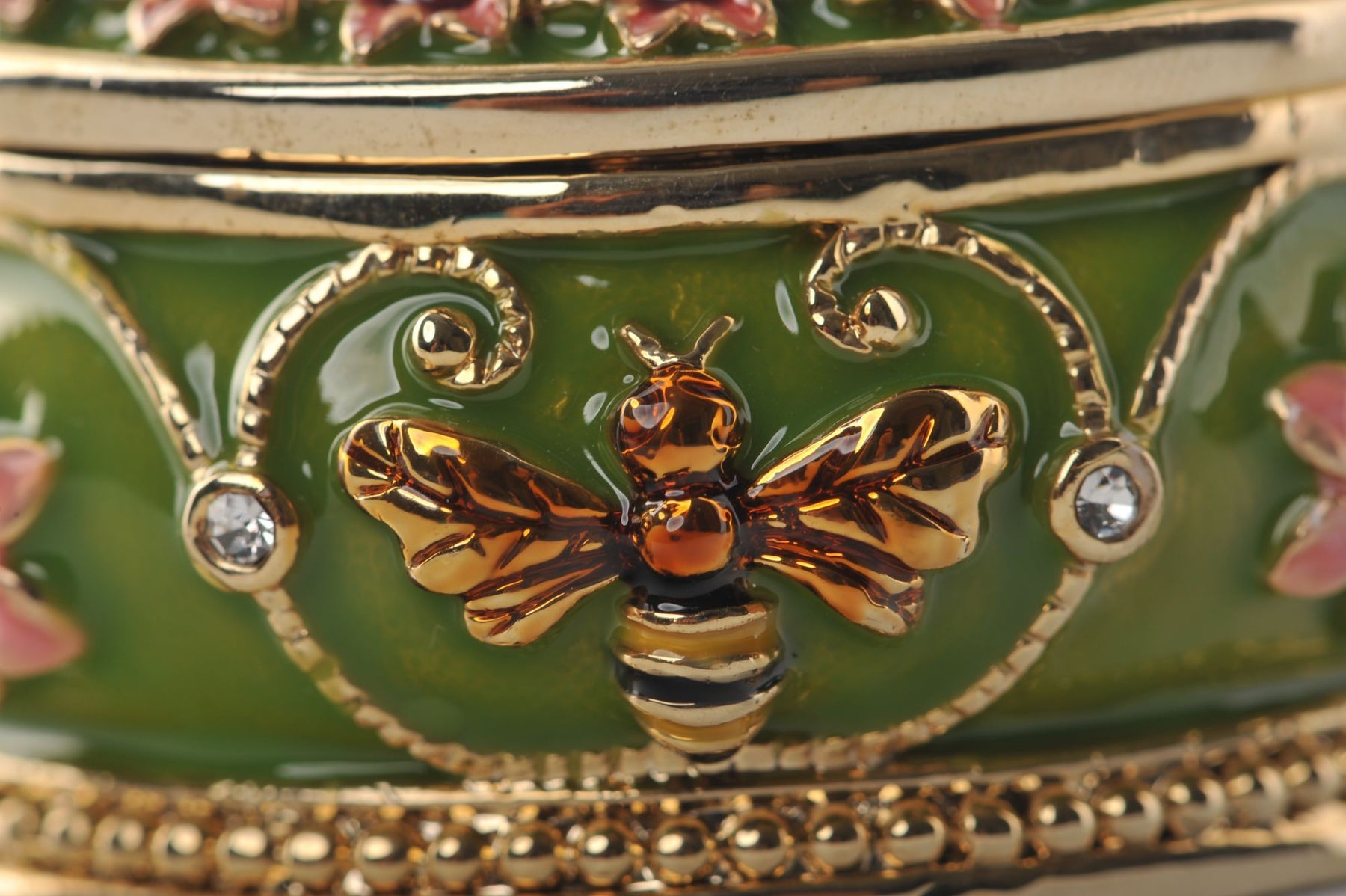 Keren Kopal Green Box with Pearls and a Bee