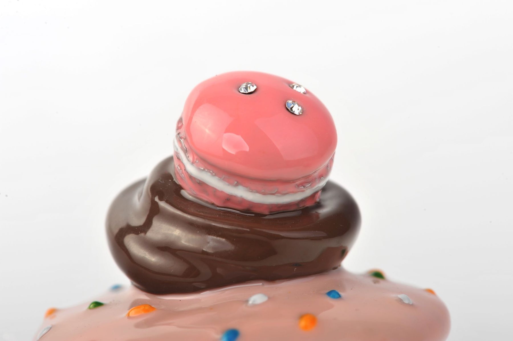 Keren Kopal Pink and Blue Macaroon Cupcake