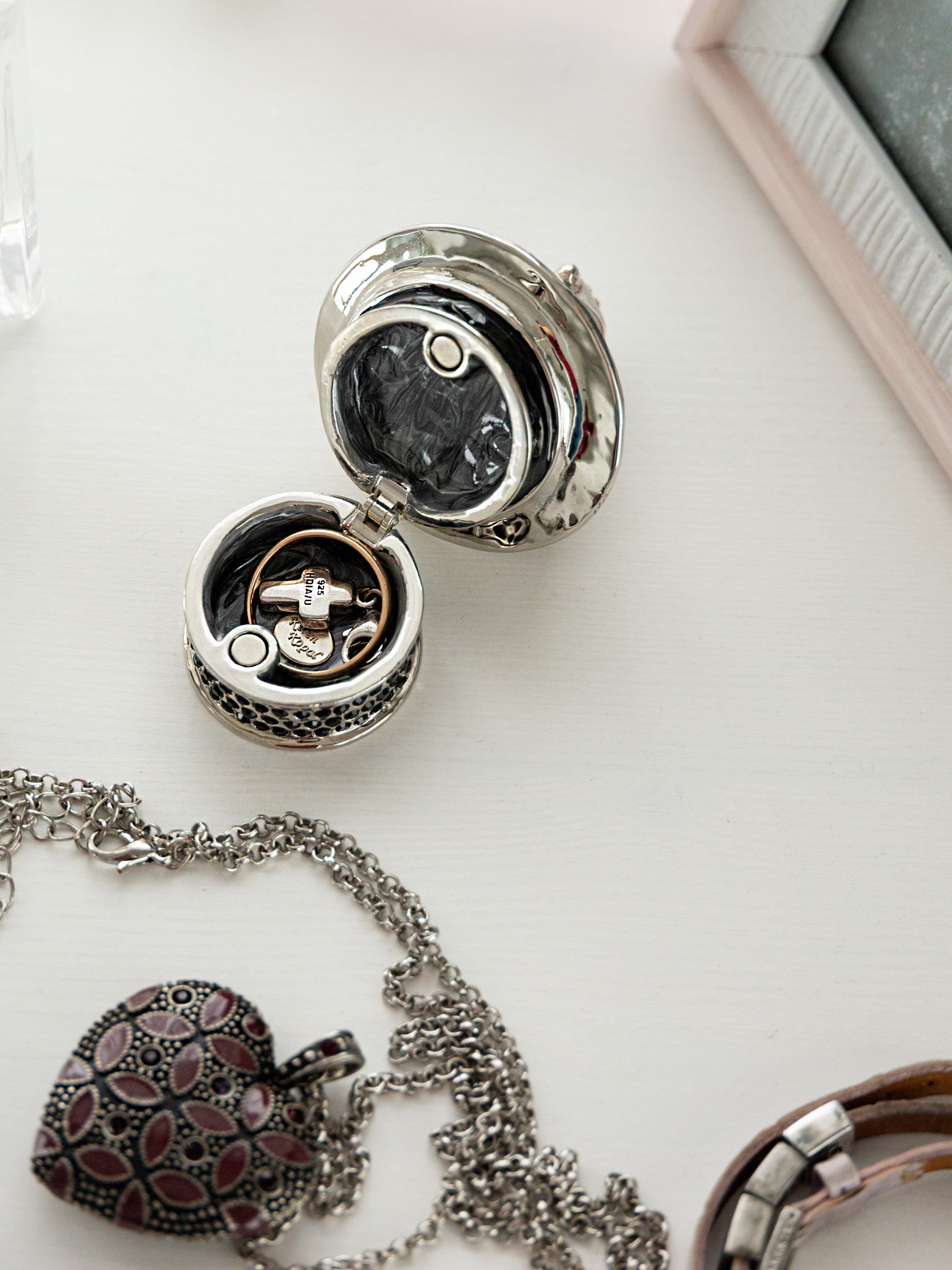 Keren Kopal Rabbit in Hat Magic Trick