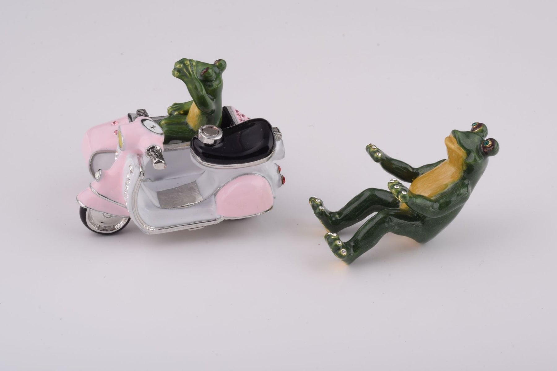 Keren Kopal Frogs Riding Vespa with Sidecar