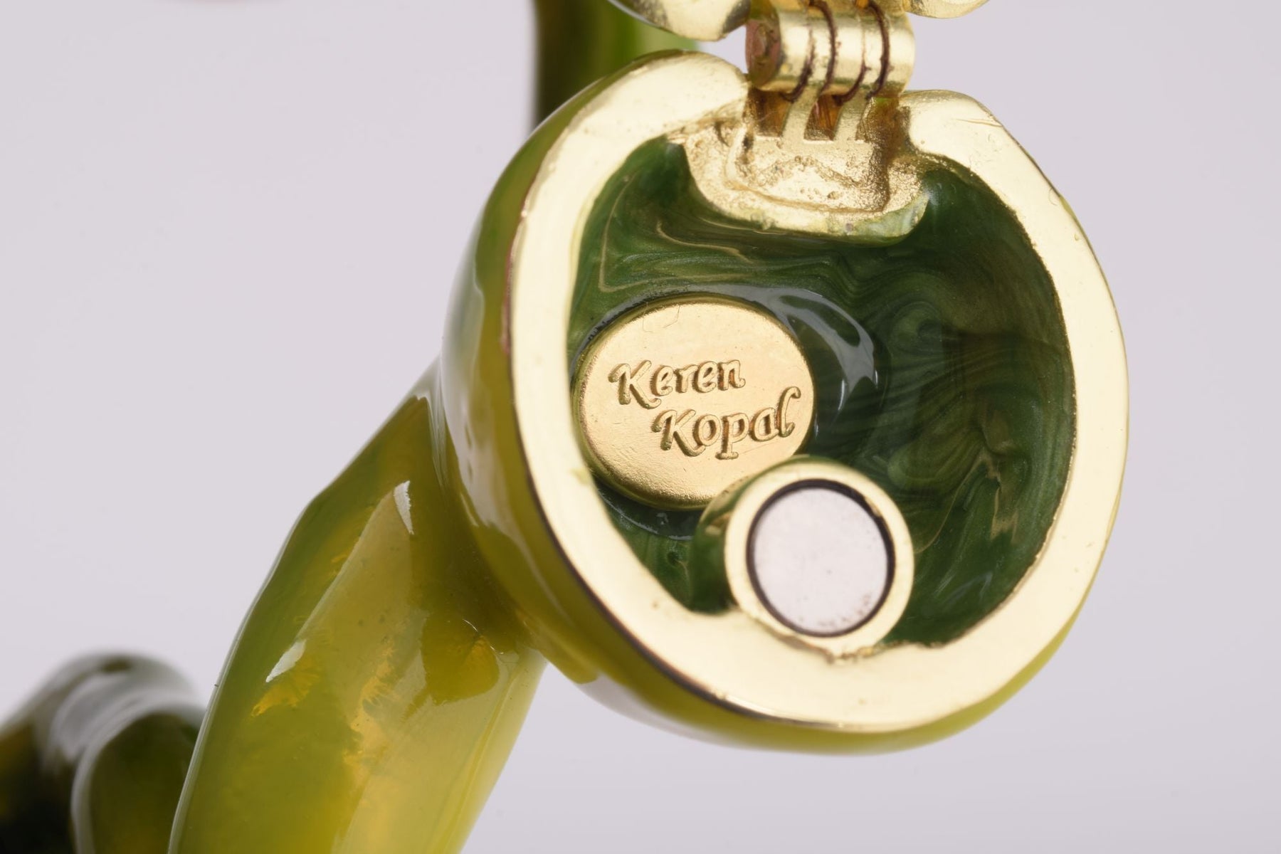 Keren Kopal Romantic Frog Holding Flowers