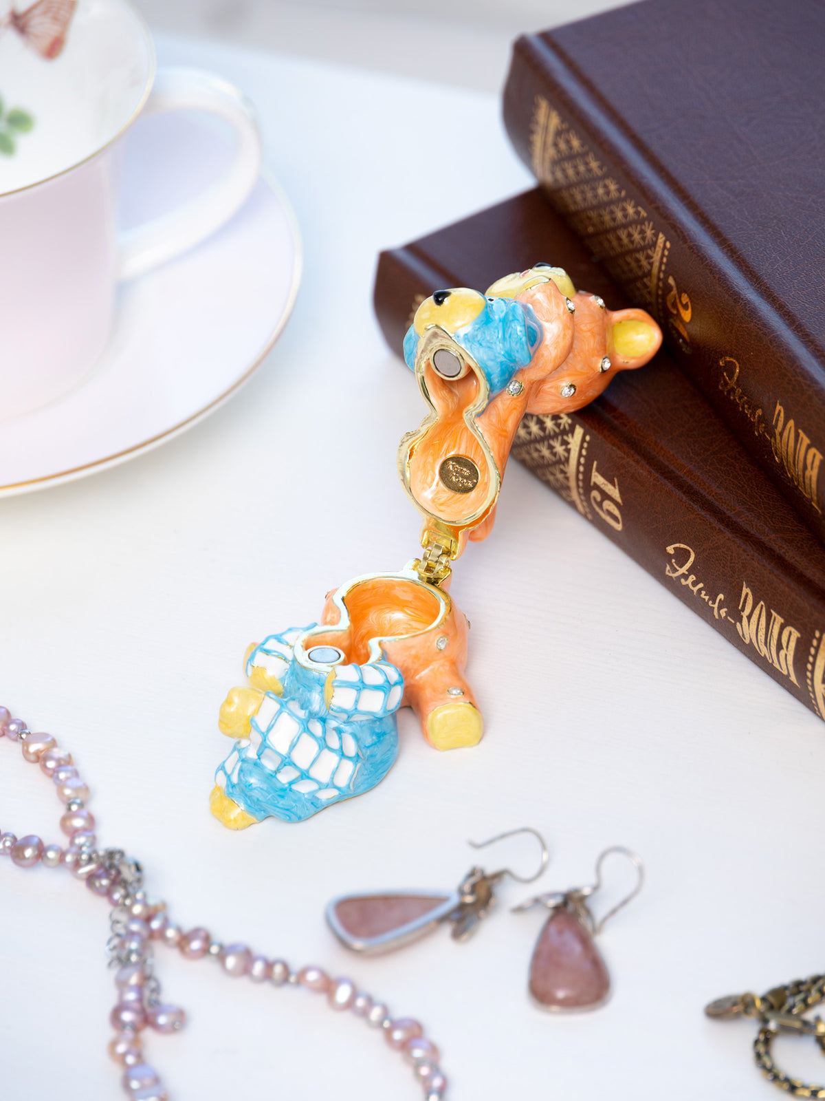 Keren Kopal Cat & Dog Friends sitting Together