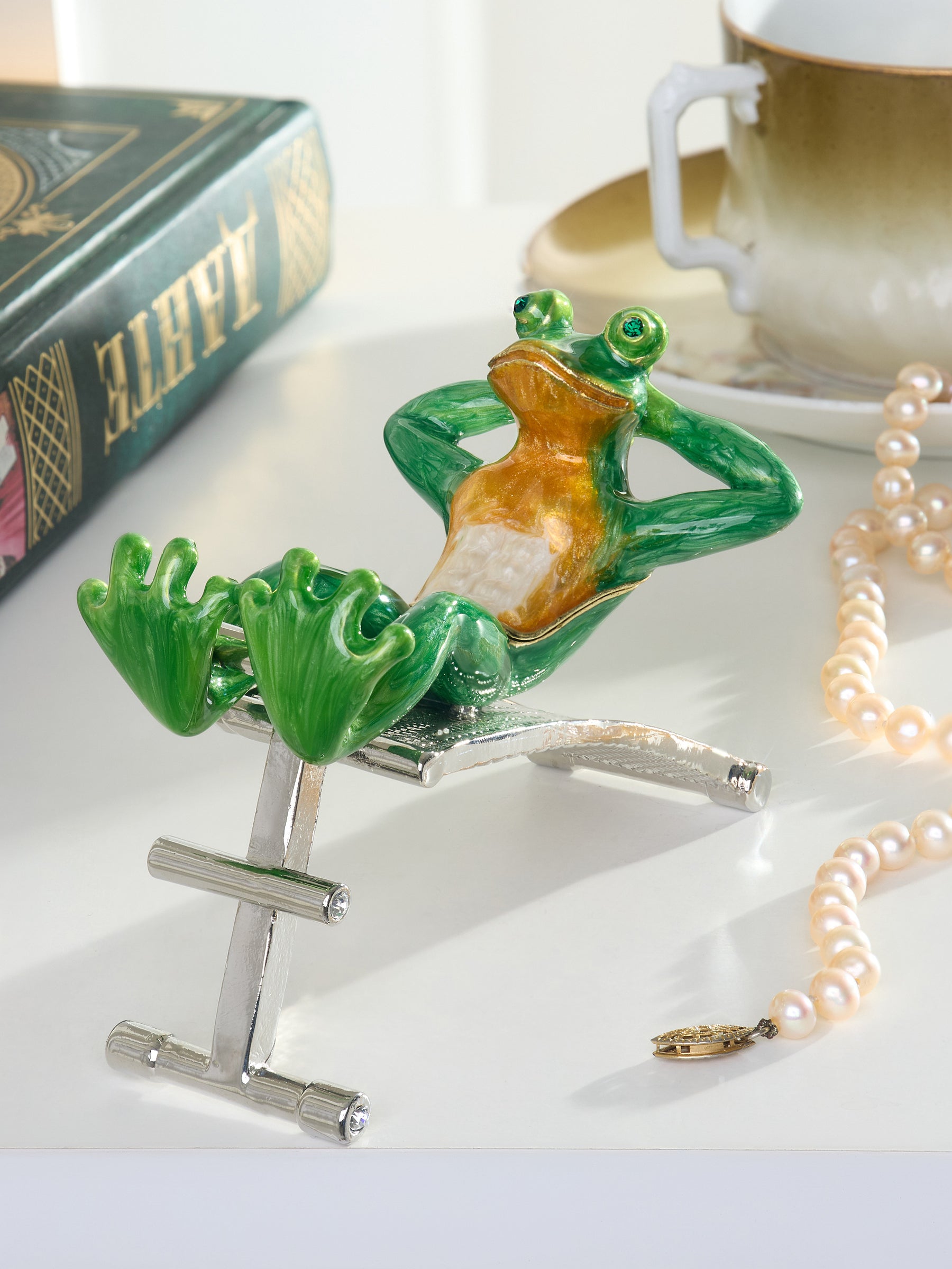 Grenouille Verte Faisant de l'Exercice sur un Banc – Boîte à Bijoux