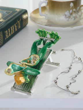 Grenouille Verte Faisant de l'Exercice sur un Banc – Boîte à Bijoux