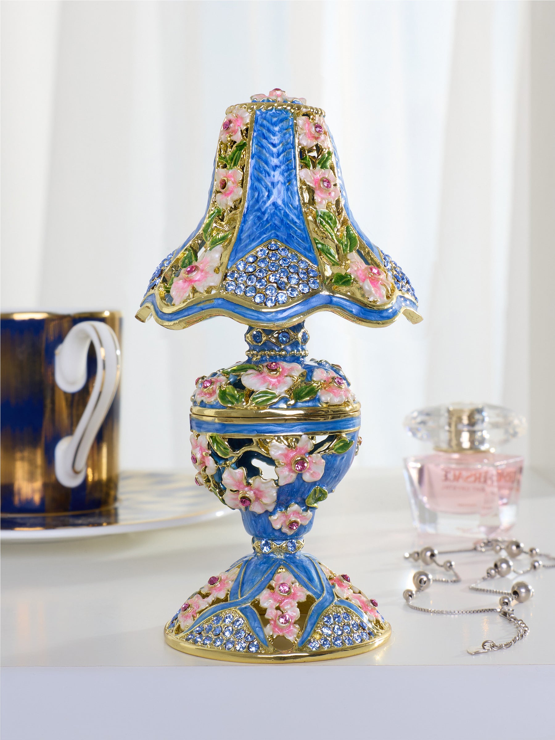 Lampe classique bleu royal décorée de fleurs roses