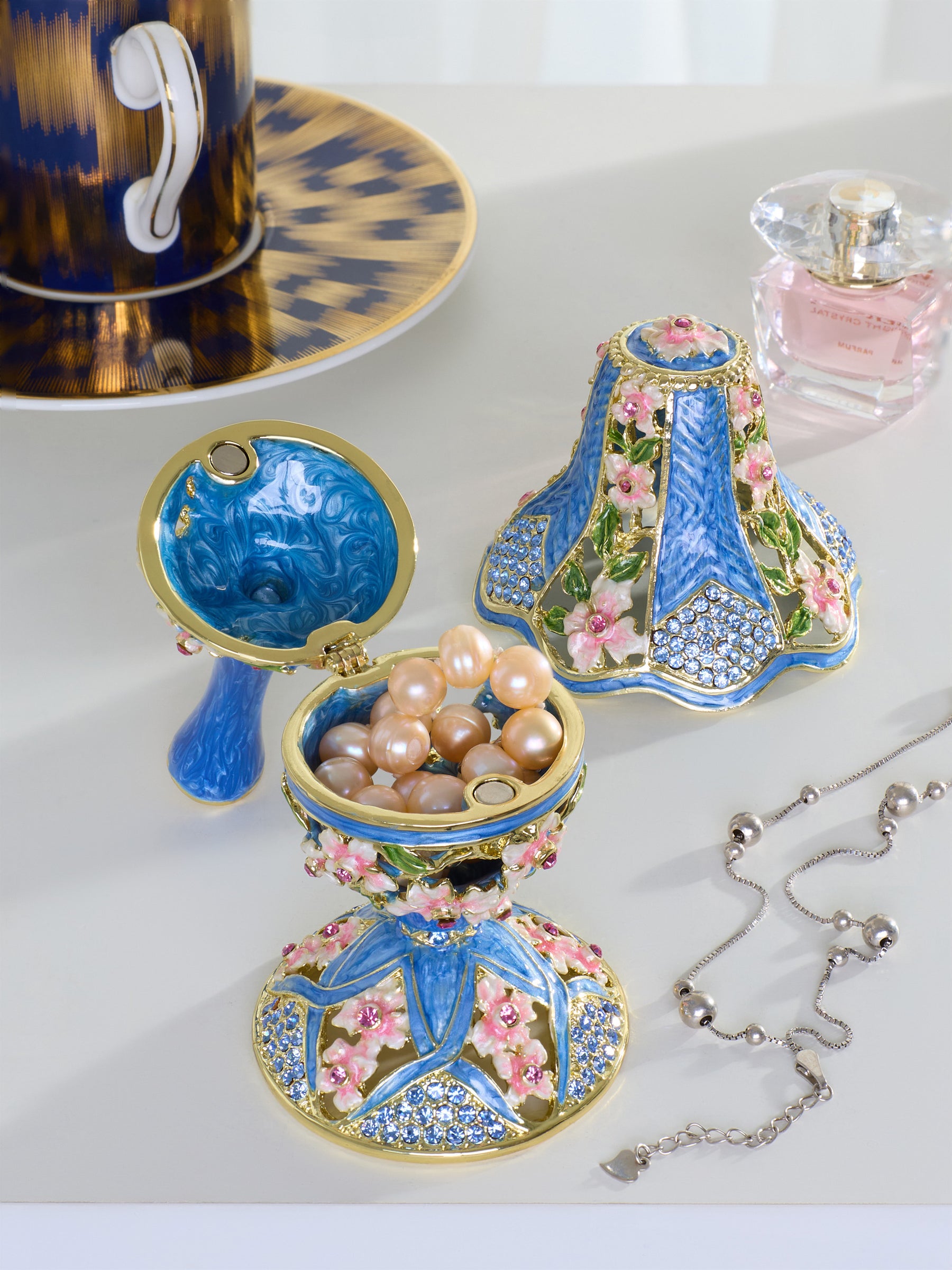 Lampe classique bleu royal décorée de fleurs roses
