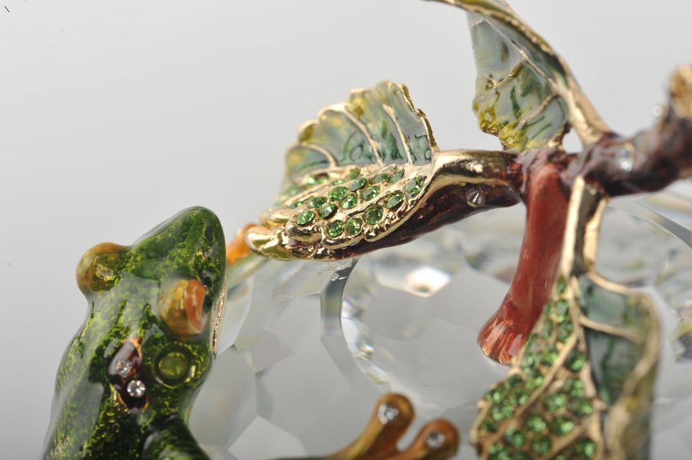 Keren Kopal Crystal Apple with a Green Frog on it  156.50